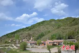 甘肃深山林区贫困村告别“看天生活”忙建新房（图）图片