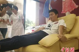 母亲节：男士海口体验分娩疼痛 现场“生无可恋”图片