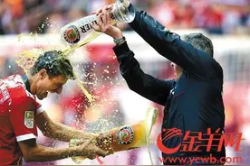 德甲今晨大结局 拜仁狂洒啤酒图片