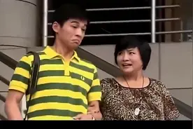 奶奶陪孙子相亲，被拜金女嫌弃没房没车，出门看到他开的车时后悔视频封面