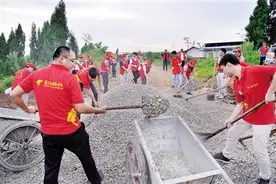 “路不修好我不走” 扶贫干部兑现承诺一月建好村公路图片