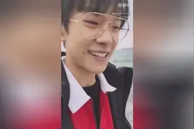 TFBOYS易烊千玺丹麦游，听到吃生蚝笑的喜滋滋的小哥哥视频封面