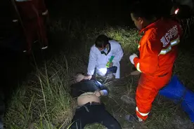 重庆：男子凌晨坠下高架桥身亡 或因停车撒尿图片