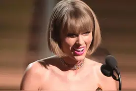 泰勒·斯威夫特成格莱美大赢家 关于她如何学吉他却有两个说法图片