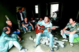 云梦抹灰工亮嗓全国农民春晚图片