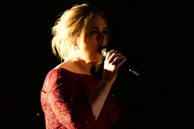 第58届格莱美 阿黛尔深情献唱表情投入图片