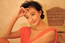 出演《师傅》《民兵葛二蛋》等影视剧的闫娜外表漂亮，歌声更好听