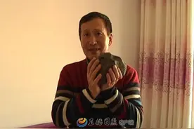 日照市民海边散步捡到三块奇石 疑似陨石图片
