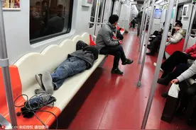 情侣地铁热吻7站？地铁上的哪些行为最让你忍无可忍图片