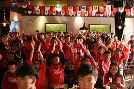 上港球迷八万人隔空助威 隋国扬王佳玉助阵(图)图片