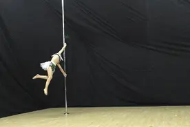 悬空 提拉 竖叉！安顺6岁萌娃爱跳钢管舞 高难度动作太惊人图片