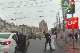 俄暴怒新娘街头用捧花砸丈夫视频被疯传图片