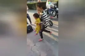 “母亲街头踩踏幼女”的视频又“反转”了，争议还没有结束视频封面