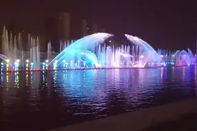 呼和浩特这个地方的音乐喷泉开始表演啦，晚上八点开始视频封面