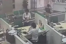 女子冒用“撞脸”身份证申办信用卡被当场抓获图片