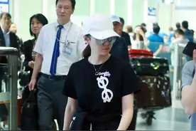 秒变路人！张靓颖格莱美后回京显疲态 弯腰驼背露发达小腿图片