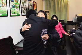 奶奶看孙女不像自家人 鉴定发现是儿媳和女婿生的图片