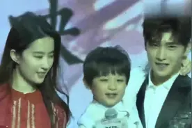 杨洋和刘亦菲抱着团子拍照，一家三口真亲密，好有爱哦！视频封面