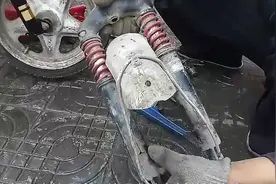 电三轮走起来左右摇摆的厉害前轮靠到减振上危险？看师傅如何处理视频封面