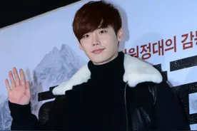 李钟硕22日正式毕业 荣获建国大学功劳奖图片