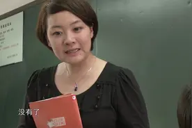 女孩转入新学校，开学第一天的自我介绍，简直太让美女老师无语了视频封面