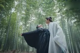 女侠客练剑受伤，晕倒在了古代帅哥怀里，英雄救美吗？视频封面