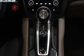 全新讴歌CDX采用全新电子按键换挡 配有打孔式座椅 隐藏式扶手箱视频封面