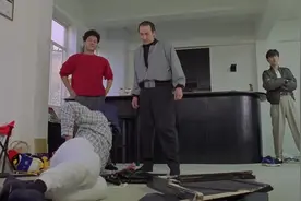 小伙不知道犯了啥事，男子进屋就揍小伙，莫名其妙的挨揍！