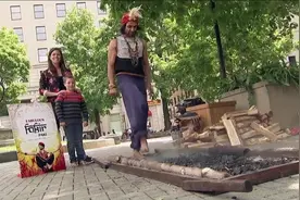 外国爆笑恶作剧，奇葩男子赤脚踩火炭，路人：我也可以！视频封面