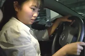 刚拿驾驶证女司机，第一次开车上路，连手刹都不会拉，副驾吓坏了