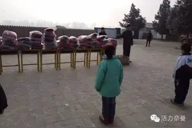 正能量先赠新衣服，点赞！再赠新学校，喝彩！图片