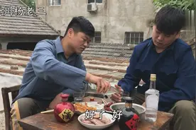 农村小伙，编顺口溜劝酒，喝到不省人事还没完，这得赔偿多少万？