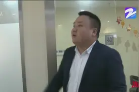 办贷款中介拿走房产证30秒，担心“做手脚”？屋主报警视频封面