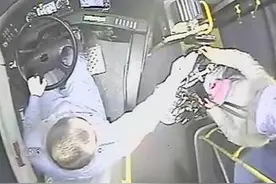 女子带自行车坐公交被拒绝图片