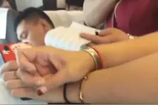 叫不醒乘客员，最后乘务员来个绝招，马上醒过来视频封面