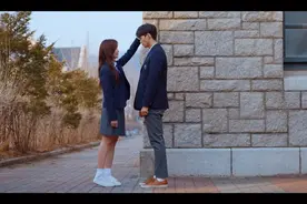 【喜欢的话请响铃】女主摸男主的头，感觉男主瞬间萌萌哒的了