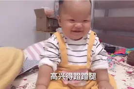 6个月宝宝已经可以坐得很稳当了，肉嘟嘟的样子好可爱