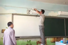 短焦投影机，电子白板和黑板今天移了一套，安装调试其实很简单。