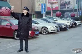 小保安帮车主停车没收小费，反而被扇了一巴掌。视频封面