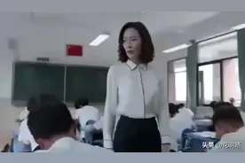 一段学生上课玩手机视频，看看这位老师是怎样让学生心甘情愿放下视频封面