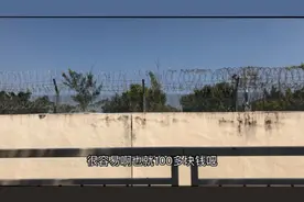 铁丝网对面就是香港，罗湖口岸，每天人流巨大，到处都是土豪