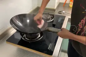 新买的铁锅别着急用，教你如何开锅 润锅 养锅，用多久都不会粘锅视频封面