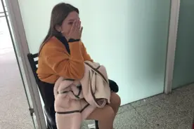 坐飞机安检真严格 穿的长靴还得脱下来单独给靴子过一下 我是醉了视频封面