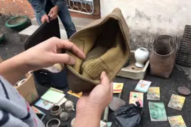 小伙逛古董旧货交易市场 偶遇日本军帽 你们看是真的不 敢买嘛？视频封面