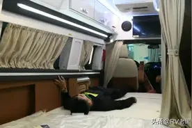 老黑185的大个子亲身体验黑骑士豪华版房车。