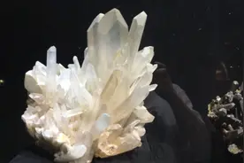 不是只有东海才产水晶，只是东海是全国出产水晶量最大的地方四川视频封面