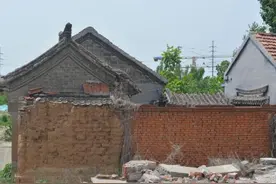 济南一拆迁废墟中还矗着一座清代建筑图片