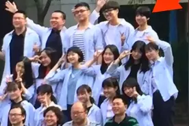 曝王俊凯高中毕业照 最后一排和一旁同学相比身高差太多 引争议视频封面