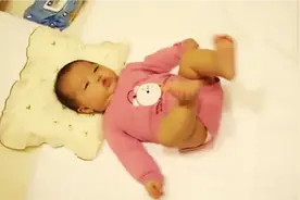 三个月宝宝两腿抬高高视频封面