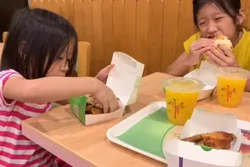 周末带三个女儿去吃汉堡薯条，吃完去广场玩看跳广场舞视频封面